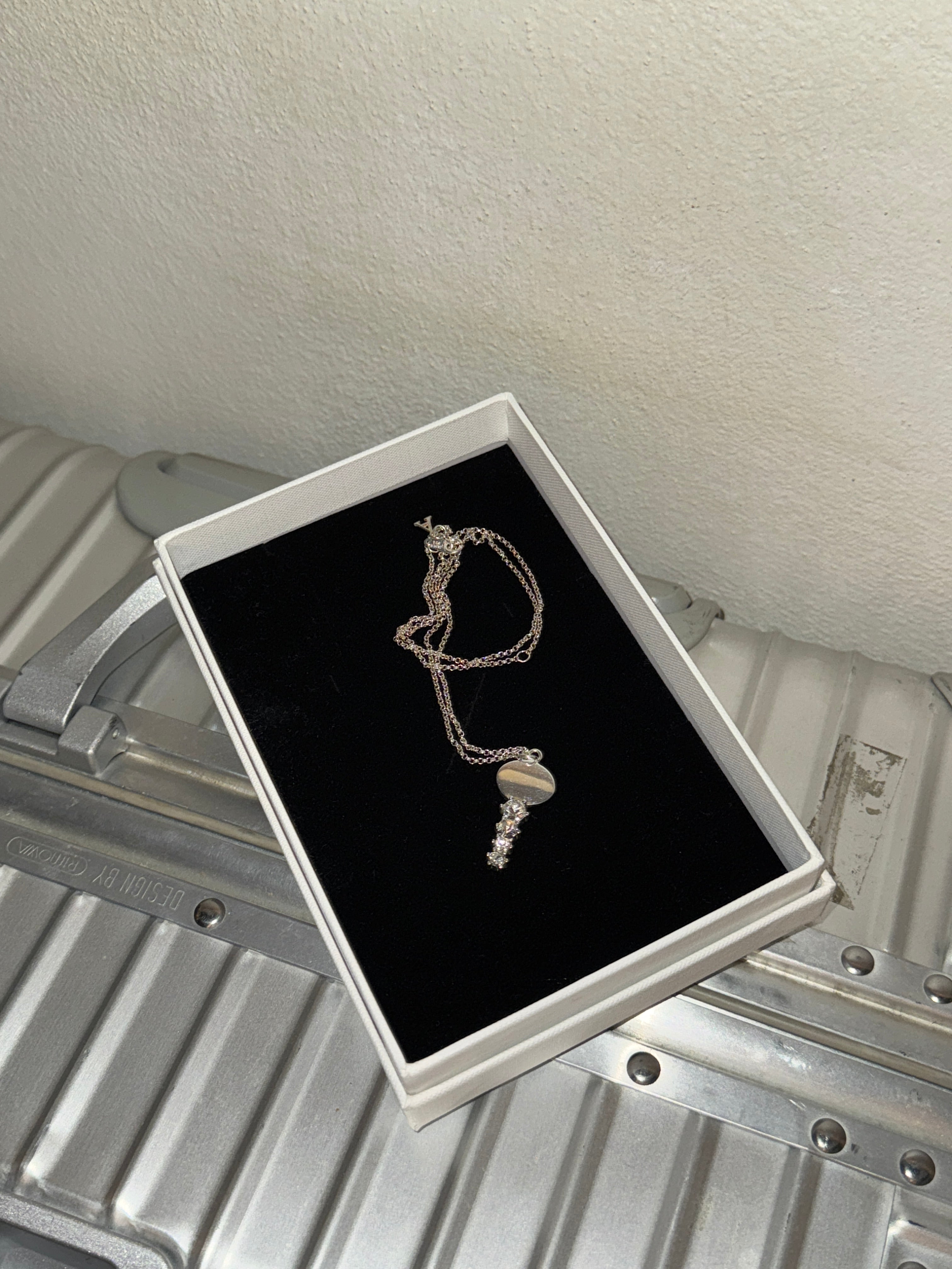 Sparked key pendant necklace / AL735SV