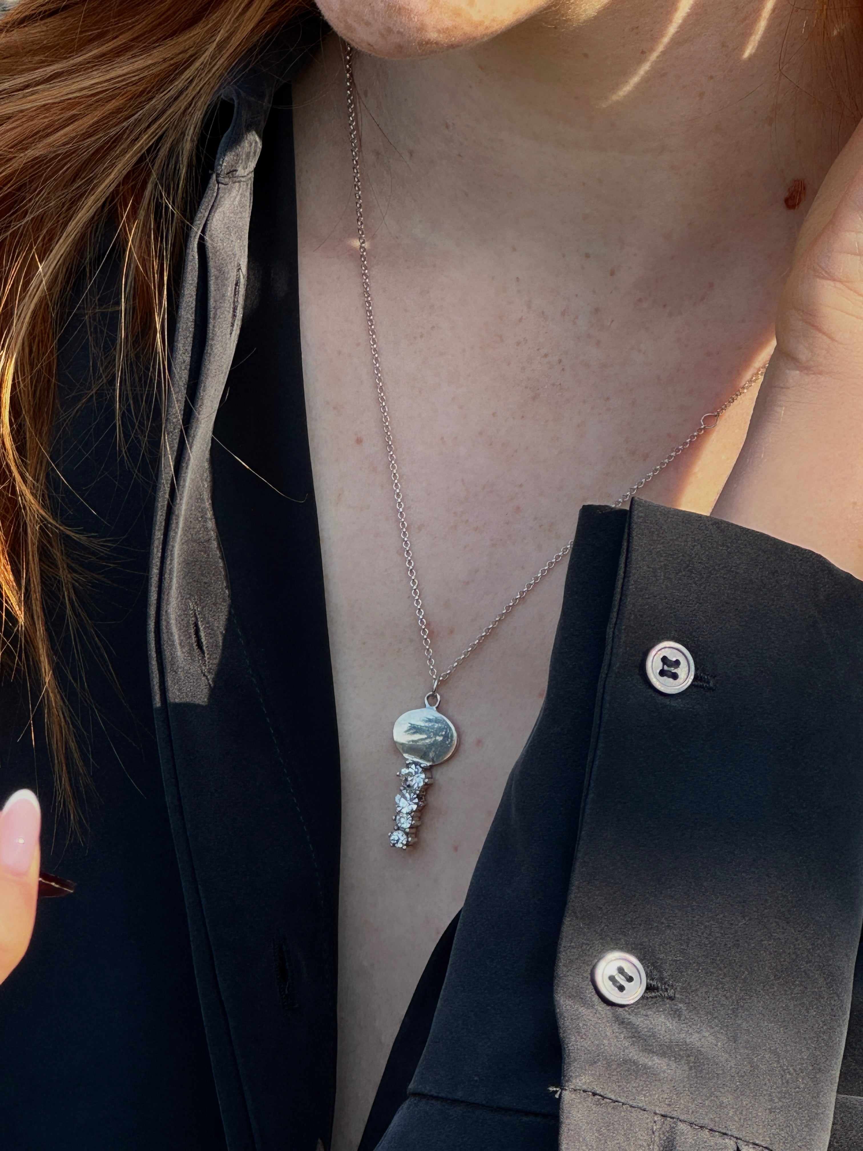 Sparked key pendant necklace / AL735SV